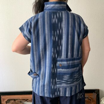 バックテールですっきりみせるハイカラー手織り綿ベストブラウス　後ろ裾のポケットとサイドベルトもアクセントに　青絣の画像