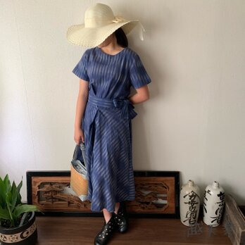 ウエストベルトで楽しめるラウンドネック手織り綿ワンピース　スカート部分のバイアスラインでよりエレガントに可愛く　青絣の画像