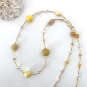 マスタード イエローの大ぶりロングネックレス