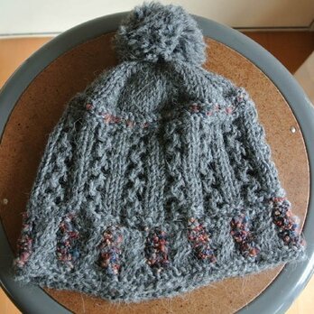 透かし編みチャコールの帽子の画像