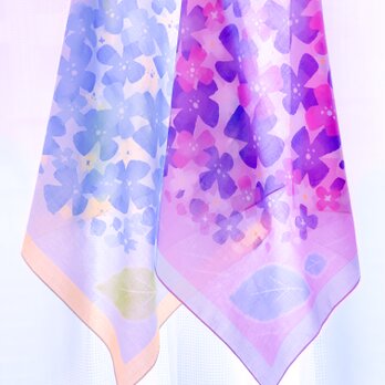 華やかな紫陽花の大判ハンカチ（紫）の画像