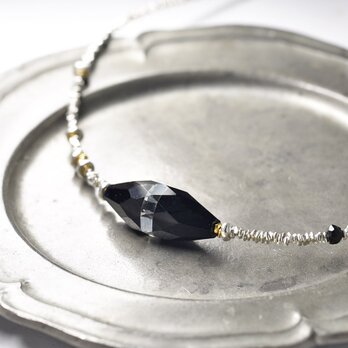 モノトーンオールドスワロとハーキマーダイヤモンド、ブラックトルマリン、カレンシルバーのネックレスの画像