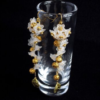 ピアス　鈴生りの氷の花ビーズ　小花＆ゴールド　イヤリング交換可の画像