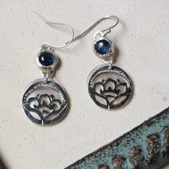 カイヤナイトと白蝶貝のピアス