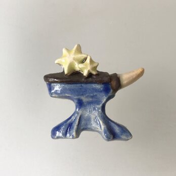 星と金床［陶器ブローチ］の画像