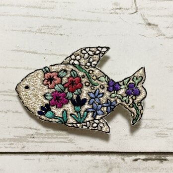 手刺繍オリジナルブローチ＊花魚（銀色）の画像