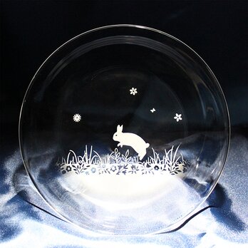 【お花と春うさぎ／飛び】うさぎモチーフのガラス小皿 ★名入れ加工対応品（有料）の画像