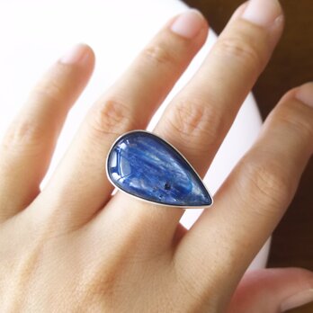 青い羽根のリング カイヤナイトの画像