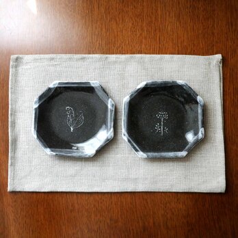 [SALE]象嵌の花模様 黒御影土の八角皿 2枚セットの画像
