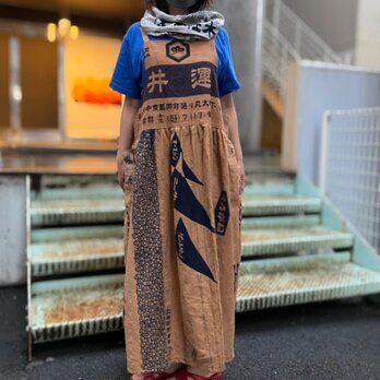 柿渋染め手ぬぐいのサロペットワンピース　車