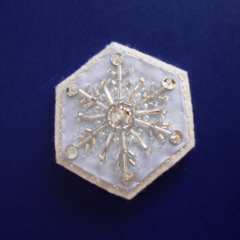 キラキラ雪の結晶ブローチの画像