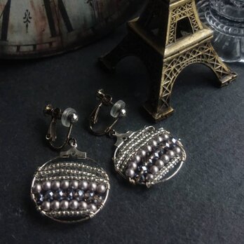 モノトーンカラーのフープイヤリング（ピアス）の画像