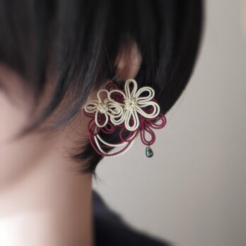 かたっぽイヤーカフ「満チ零ルオモヒ」（アイボリー×臙脂）