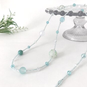 ペール ブルー の クリア ロングネックレス 水色 空色 青