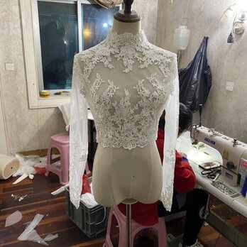 大人気上昇！ウエディングドレス 可憐な花刺繍のトップス ボレロの画像