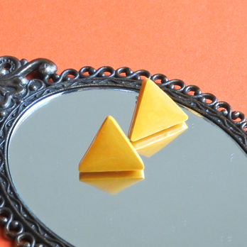 キナクリドンゴールドの三角ピアス　プレーンタイプの画像