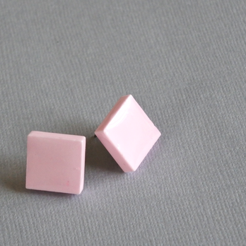 ピンクの四角ピアス　プレーンタイプの画像
