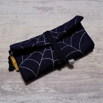 道中財布　ロールバッグ　濃紺デニム製　「蜘蛛の巣　銀」　の画像