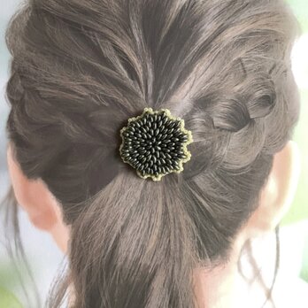 オリーブカラーのフラワーヘアゴムの画像