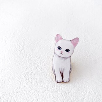 ミルク色の子猫のブローチの画像