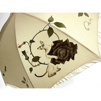 黒薔薇とにゃんこの日傘（フリル布付き）（ベージュ色）の画像
