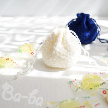 ばあば作、細かいリフ編みの豆巾着（白花色・KPPPR5）の画像