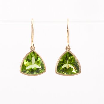 Trilliant cut earrings / peridotの画像