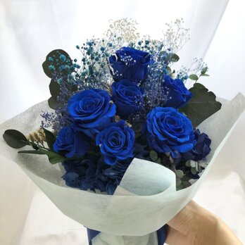 プリザードフラワー青い薔薇とかすみ草と小花の花束の画像