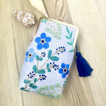 青いお花刺繍のふわふわメガネポーチの画像