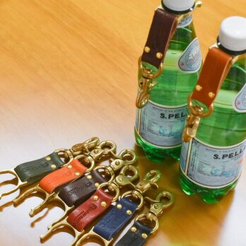 栃木レザー キャンプ アウトドア 名入れ 真鍮ペットボトルホルダー レバーナスカン キーホルダー JAK072の画像