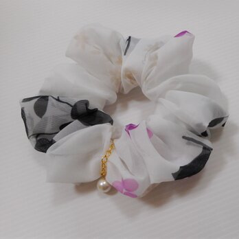 Sold☆ジョーゼットとパールのくしゅくしゅシュシュ（ホワイト&黒&ピンク）花の画像