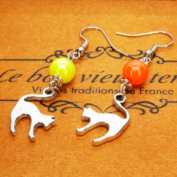 アンティークシルバーの跳ね猫とオレンジとイエローのビーズの柔らかく優しい印象のアシンメトリーピアス