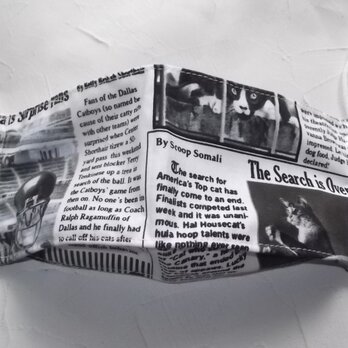 猫の英字新聞柄の舟型マスクの画像