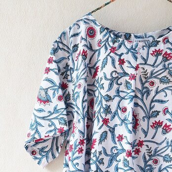 木版更紗の１タックゆったりワンピース・青赤草花の画像