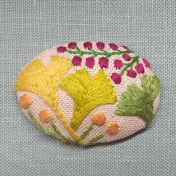 銀杏の葉と木の実の刺繍ブローチ・leafの画像