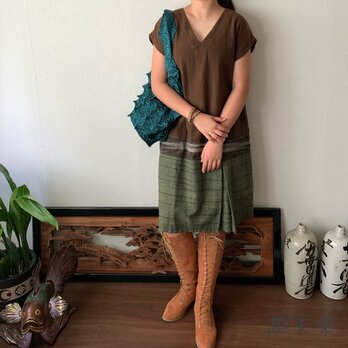 裾切り替えボックスプリーツですっきりの丈短め手織り綿ワンピース　茶絣