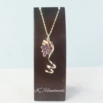 紫色のガラスストーンのブドウ　ネックレスの画像