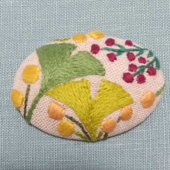 銀杏の葉と赤い木の実の刺繍ブローチ【botanical】の画像