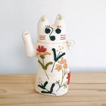 和紙と刺繍花の招き猫「あか」右手招きの画像