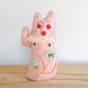 和紙と刺繍花の色招き猫「えんじ」右手招きの画像