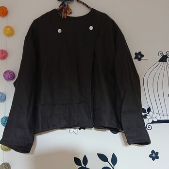 雰囲気のある大人服　ショートジャケット　リネン　チャコールブラウンの画像