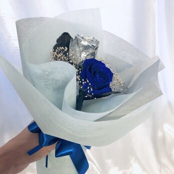 プリザーブドフラワー/シルバーと青い薔薇の花束（花束ラッピングでお届け）の画像