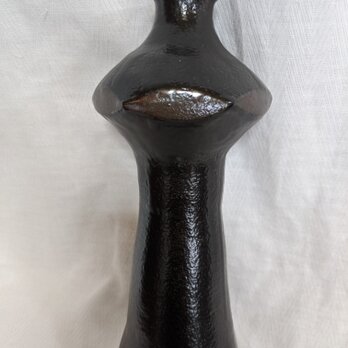 花瓶　紐作りの黒い貴婦人の画像