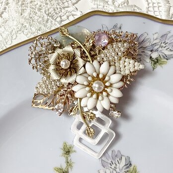 ビーズ刺繍　大きなお花のシェルブローチの画像