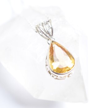 レモン色に輝く黄水晶シトリンのシルバーネックレスの画像