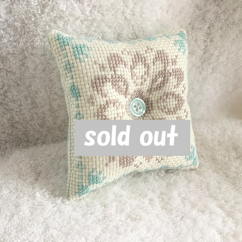 クロスステッチのピンクッション・キナリ