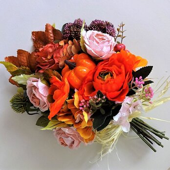 秋色の花とカボチャのスワッグの画像