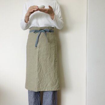 洗いこまれた自然な風合いのソムリエエプロン　腰紐バイカラー　ベルギーリネン２５番手　グラスベージュ×腰紐サックス