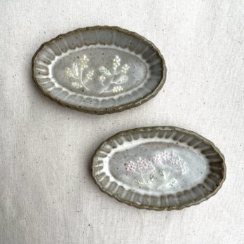 粉引きの楕円豆皿 (ミモザとシモツケ柄)2枚セットの画像