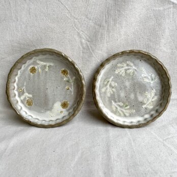 粉引きのタルト皿 (ミモザと黄色い花柄)2枚セットの画像